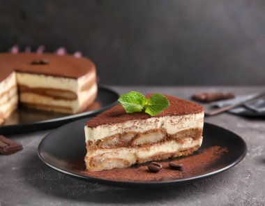 Tiramisu, mascarpone peyniri ve espresso kahvesiyle yapılan İtalyan tatlısı..