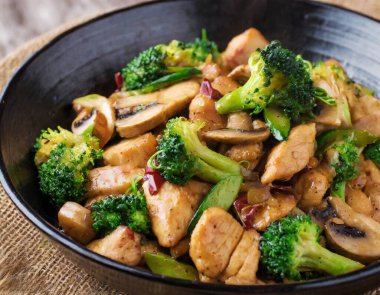 Çin yemeği, brokoli ve mantarlı kızarmış tavuk..