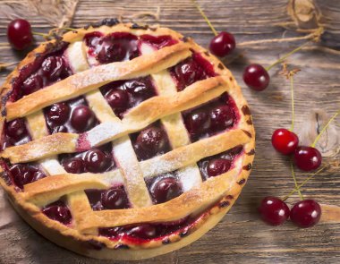 Yeni pişmiş vişneli turta ve kafes kabuğu..