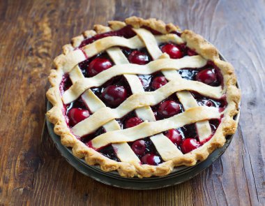 Yeni pişmiş vişneli turta ve kafes kabuğu..