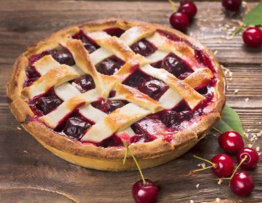 Yeni pişmiş vişneli turta ve kafes kabuğu..