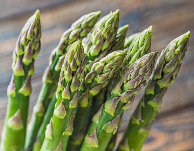 Taze yeşil kuşkonmaz banklarının en üst görüntüsü.
