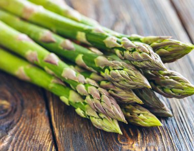 Taze yeşil kuşkonmaz banklarının en üst görüntüsü.
