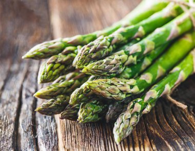 Taze yeşil kuşkonmaz banklarının en üst görüntüsü.