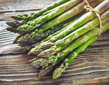 Taze yeşil kuşkonmaz banklarının en üst görüntüsü.