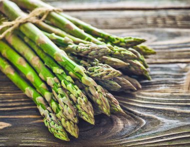Taze yeşil kuşkonmaz banklarının en üst görüntüsü.