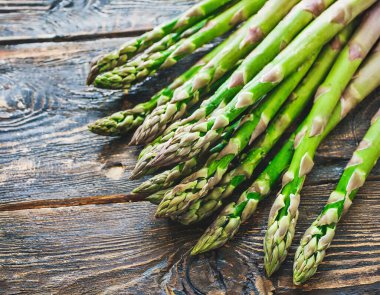 Taze yeşil kuşkonmaz banklarının en üst görüntüsü.