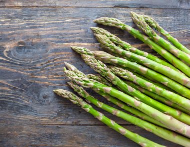 Taze yeşil kuşkonmaz banklarının en üst görüntüsü.
