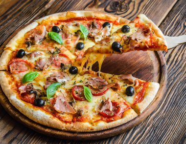 Pizza - Domates sosu ve peynirle süslenmiş ince kenarlı bir İtalyan yemeği.