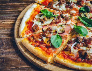 Pizza - Domates sosu ve peynirle süslenmiş ince kenarlı bir İtalyan yemeği.