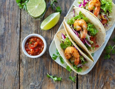 Lahana salatası ve salsa soslu ev yapımı baharatlı karidesli taco..