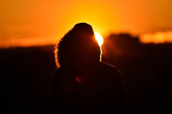 Mulher Encapuzada Assistindo Pôr Sol — Fotografia de Stock