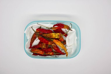 Beyaz arka planda kurumuş biber yığını.