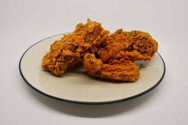 bir tabak kızarmış tavuk kanatları