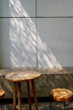 Parktaki beyaz ve kahverengi sandalyelerin dikey çekimi.