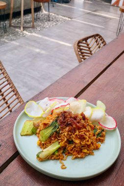 Bir tabak geleneksel Endonezya usulü kızarmış pilav ya da Nasi Goreng, yanında da lezzetli bir aroma ve çıtır kraker..