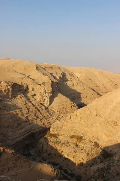 Wadi Qelt 'te altın saat, Aziz George Manastırı, Jericho yakınlarında..