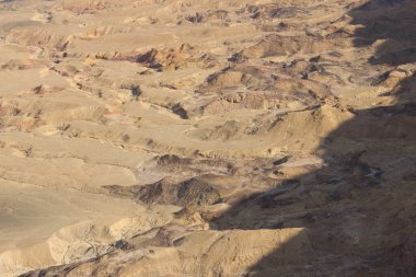 Küçük Makhtesh 'in (HaMakhtesh HaKatan) toprak erozyonu, Ölü Deniz' in güneyinde, İsrail 'in Negev çölünde.