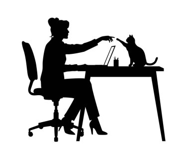 Masasında dizüstü bilgisayarla oturan bir kadının siyah silueti masanın üzerinde oturan bir kediye uzanıyor. Beyaz arka planda minimal vektör tasarımı, iş için ideal, serbest, ev ofisi, uzaktan kumandalı, hayvan dostu