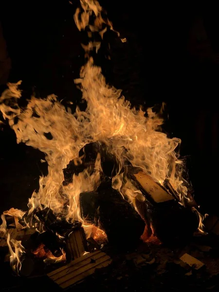 Spalanie Drewna Opałowego Wieczór Przy Ognisku Wieczór Atmosferyczny — Zdjęcie stockowe