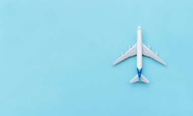 Bazı düzenlemelerden sonra mavi arkaplanda izole edilmiş bir uçak minyatürü.