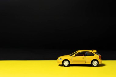 Sarı oyuncak araba çok renkli arka planda izole edilmiş. Bazı düzenlemelerden sonra.
