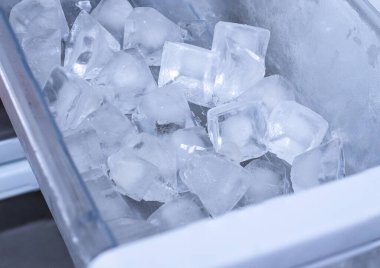 Buzdolabında buz var. Bazı düzenlemelerden sonra.