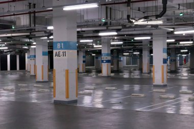 Alışveriş merkezinin otoparkında. Bazı düzenlemelerden sonra.
