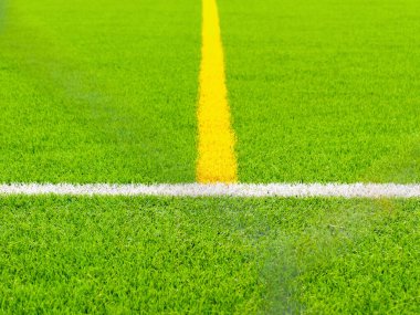 Çitin dışından sahaya odaklanmış bir futbol sahası. Bazı düzenlemelerden sonra.