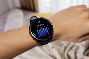 Smartwatch arka planda yatağı olan bir uyku takipçisi olarak kullanılıyor. Düzenlemeden sonra.