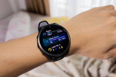 Smartwatch arka planda yatağı olan bir uyku takipçisi olarak kullanılıyor. Düzenlemeden sonra.