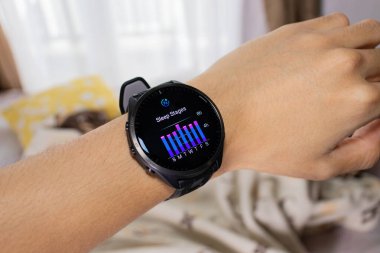 Smartwatch arka planda yatağı olan bir uyku takipçisi olarak kullanılıyor. Düzenlemeden sonra.