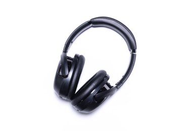 Siyah kulaklıklar beyaz arka planda izole edilmiş. Düzenlemeden sonra.