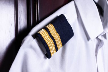 Pilot üniforması gardıroba asılmış. Düzenlemeden sonra.