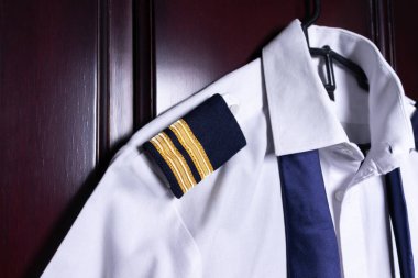 Pilot üniforması gardıroba asılmış. Düzenlemeden sonra.