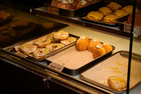 Bir pastanede farklı türde hamur işleri. Düzenlemeden sonra.