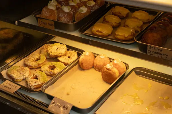 Bir pastanede farklı türde hamur işleri. Düzenlemeden sonra.