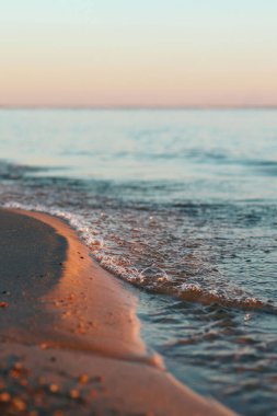 Kumlu deniz kıyısı köpük kabarcıklarıyla kaplıdır.. 