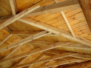 Ahşap evlerin inşaatı. Ahşap çatının inşası. Tahtadan yapılmış kirişler.