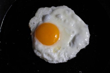 Kızarmış yumurta, kızarmış tavada pişmiş, büyük boy. Hızlı ve besleyici bir kahvaltı..