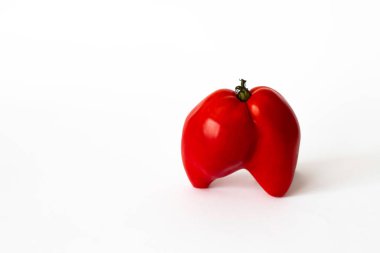 Sıra dışı şekilli kırmızı domates. Beyaz sırtüstü yürümeye benzer.