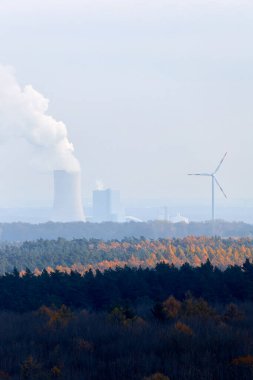 Kömür santrali rüzgar türbininin yanında.