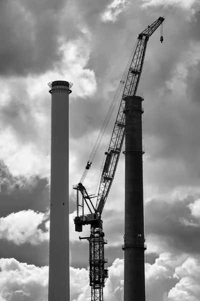Grote Elektriciteitscentrale Schoorstenen Een Enorme Kraan Voor Afbraak Zwart Wit — Stockfoto