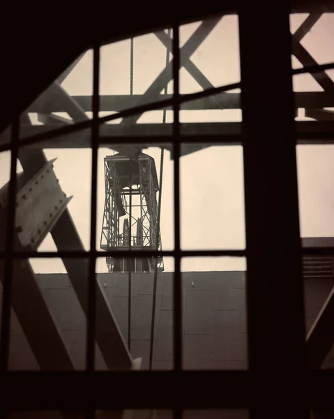 Pencereden Görünen Sinematik Görüntü Kömür Madenciliği Için Büyük Endüstriyel Yapıya — Stok fotoğraf