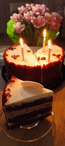 Torta Compleanno Con Candele Decorata Con Fiori Tavolo Legno — Foto Stock