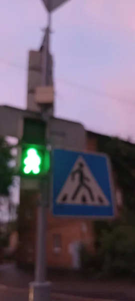 Wazig Zicht Een Groen Verlicht Verkeerslicht — Stockfoto