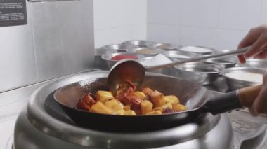 Etli patates büyük bir tavada kızartılır..