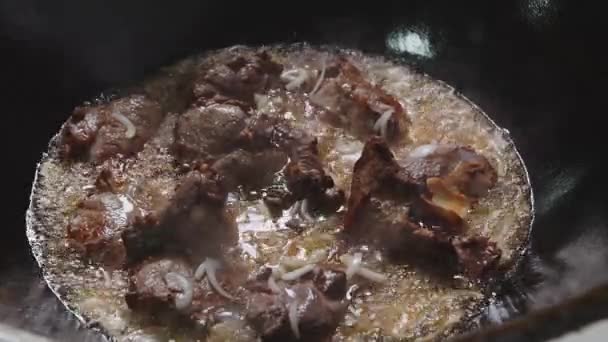 Мясо Больших Кусках Жарят Масле Котле — стоковое видео