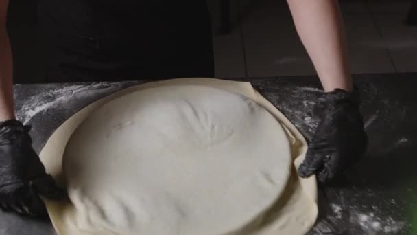Повар Выкатывает Тесто Приготовления Вкусной Пиццы — стоковое видео