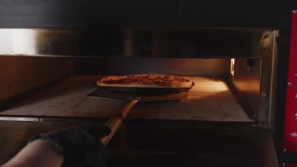 Pizza Cozida Tirada Forno — Vídeo de Stock